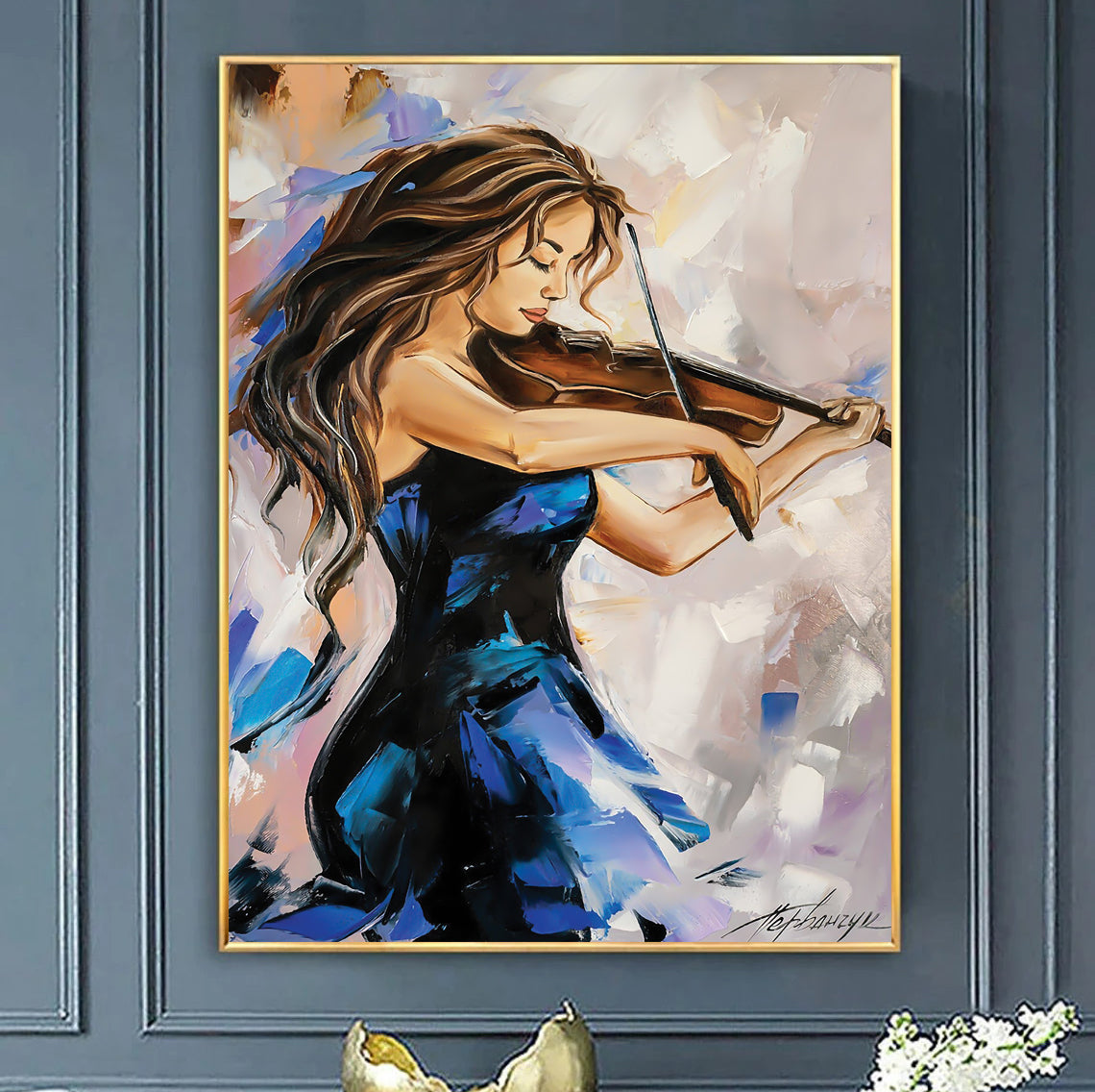 Art moderne femme élégante avec touche feuilles d'or v7