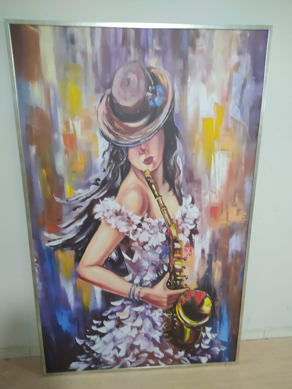 Art moderne femme élégante avec touche feuilles d'or v8